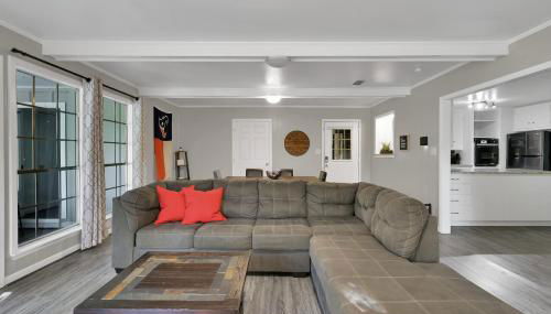 The Huge Home I Next 2 SHSU I Sleeps 16 I PingPong - Foto 4