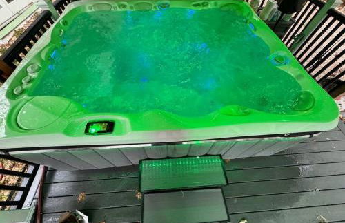 New Sunday River Ski Retreat with Hot Tub Spa - FirePit Sleeps 16 - Foto 41