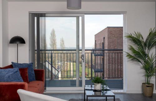 Lovely Home Near Canal, Park, & Central MK - Foto 1