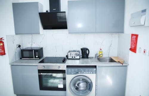 Stunning 1-bed Apartment in Harrow With Parking - Photo 21