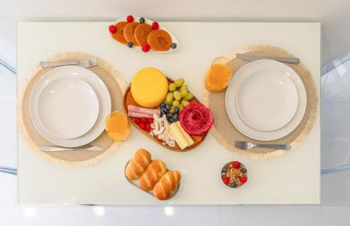 Sleek Apartment with Balcony by HostWise - Foto 23