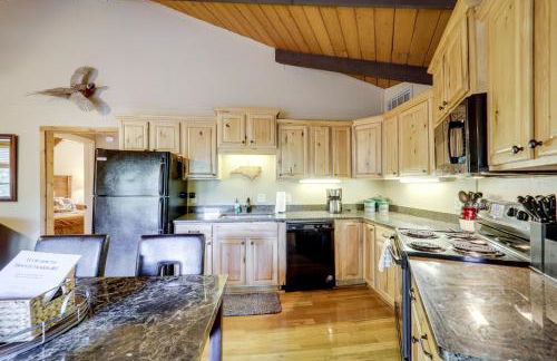 2 Mi to Skiing! Wooded Beech Mtn Retreat with Decks - Foto 10