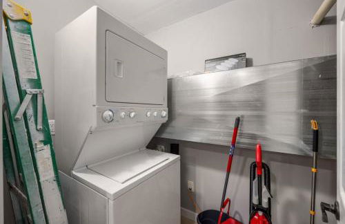 Lakeside Bliss 2BR, 1BA with All Modern Comforts - Foto 52