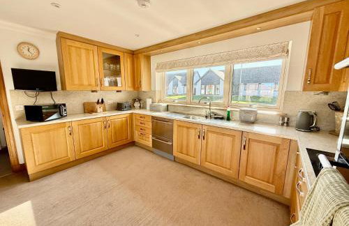 Golf View Spacious Bungalow 2 Bathrooms, Free Parking WiFi - Photo 10