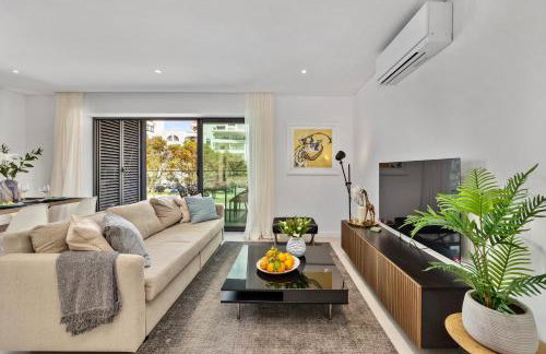 2-Bedroom Beachside Apartment with Pool & Parking - Foto 1