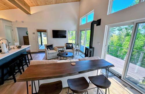 1B Contemporary cabin in magnificent setting, luxury and comfort, hot tub, AC! - Foto 44