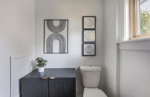 The Akron Retreat: Modern 3-Bedroom Oasis - Foto 8