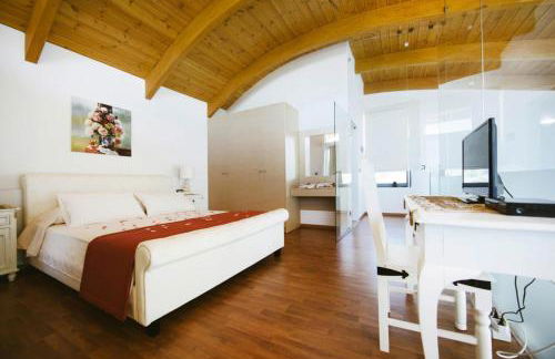 Semi-detached house with private pool - Photo 10