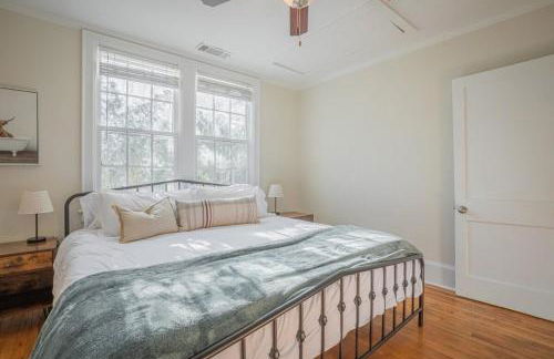 Classic City Apartment w Firepit - Photo 16