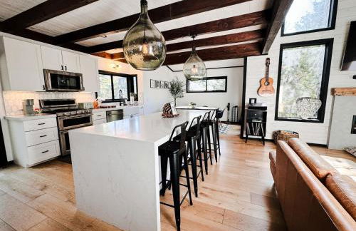 Haven at Cedar Haus Luxury 1BR Escape w Hot Tub EV Charger Gourmet Kitchen Fully Fenced Yard Dogs OK - Foto 11