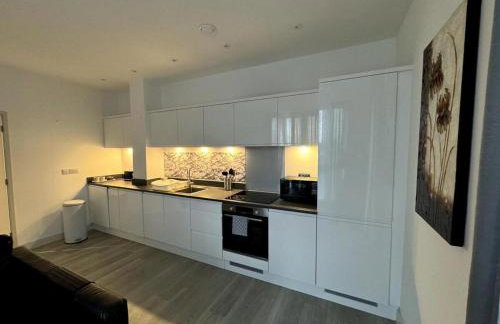 Cozy Bracknell Apartment With Modern Amenities - Photo 27