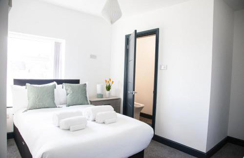Stylish Home, hosted by ESONGRACE Stays, Stoke-on-Trent - Perfect for Families - Contractors - Holiday makers - Emergency Housing - Professionals, Relocators - Foto 1