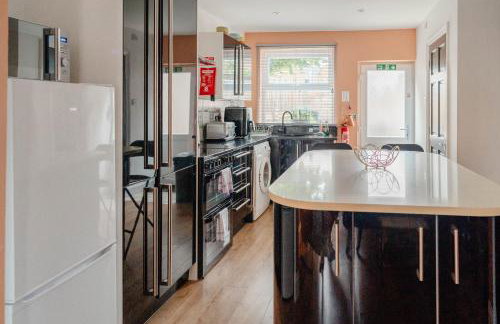 Charming Victorian Terrace near City with Free Parking - Foto 3