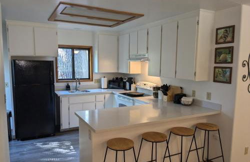 Bulldog Den - Photo 12