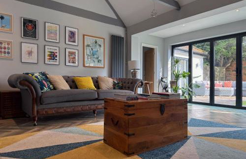 Historic Hampshire Cottage with Private Putting Green - Photo 1