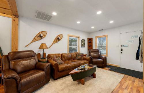 Cozy 3BR Cabin With Hot Tub on Nippersink Creek - Photo 9