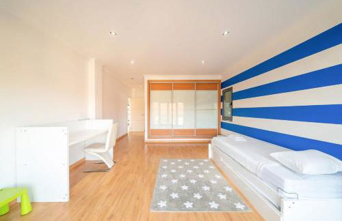 GuestReady - Charming family retreat with pool - Photo 21