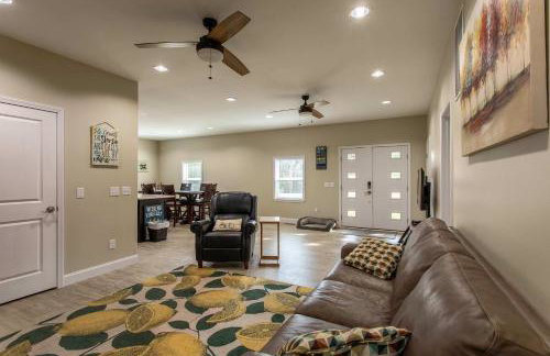 3BR House By Lake with BBQ Fire Pit & EV Charger - Foto 17