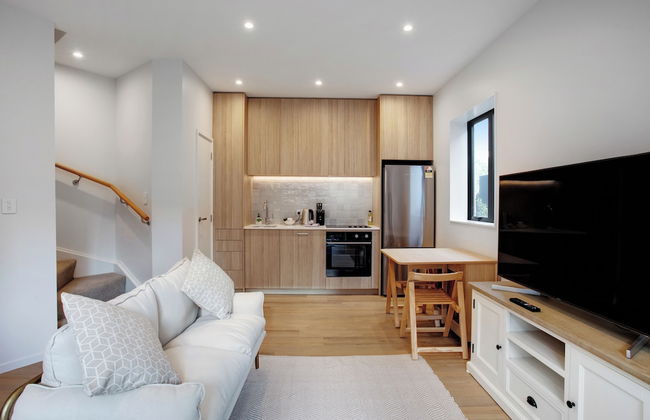 Urban Vogue Escape with Parking- Air-con - Photo 13