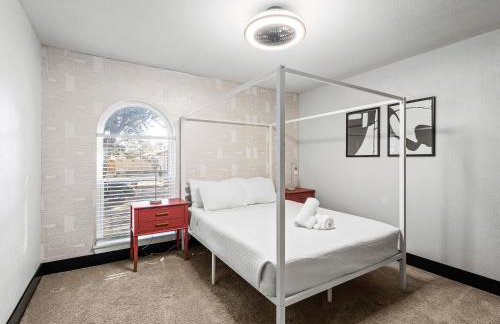 Stunning Carrollton Castle with 4 Bedrooms + Pool + Media Room - Foto 26