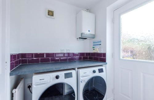 Beach Retreat with Hot Tub Sleeps 8 - Foto 13