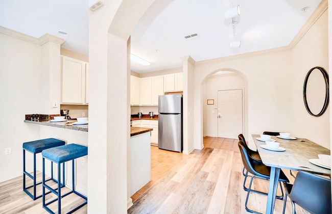 Modern 2BR Condo - Near Disney Pool Hot Tub - Foto 3