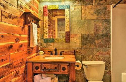 2 Mi to Lake Hamilton! Log Cabin with Cozy Loft - Foto 14