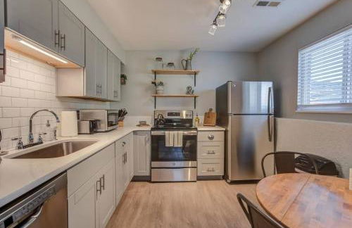 Romantic Getaway Base of Mountains Parks & Trails - Foto 8