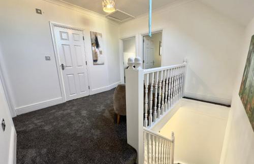 Spacious 3-Bed Home with Garden, Private Parking, Smart Tv's, Fast Wi-Fi - Photo 39