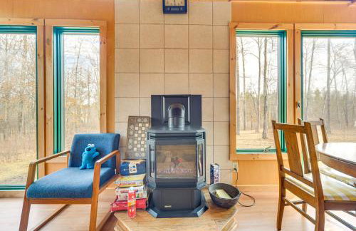 1 Mi to South Twin Lake Cabin with Deck in Trego! - Foto 6