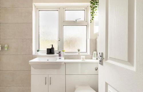 Bright and Spacious Apartment-Unbeatable Location! - Pass the Keys - Foto 12