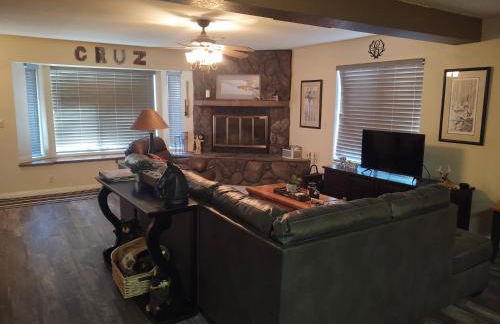 2BR Gated Escape With A Pool And Walk to Dining and Trails - Foto 6