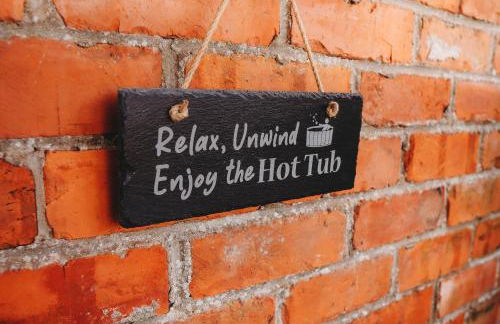 Cottage with Hot Tub - near Cheltenham and Tewkesbury - Photo 9