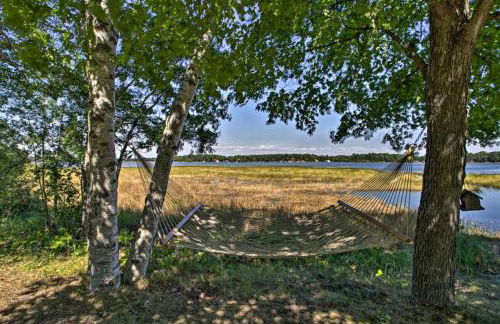 Lakefront Retreat with Dock and Game Room and Deck - Foto 7
