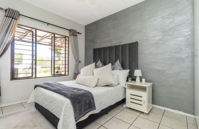 Exquisite 2 Bedroom Garden Townhouse in the Heart of Fourways - Photo 9