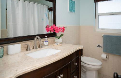 Charming Beach House w/Private Pool Paradise~WALK TO BEACH - Foto 17