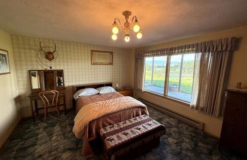 Charming Riverfront Guest House with Deck Overlooking Madison River, Near Ennis, Montana - Foto 32