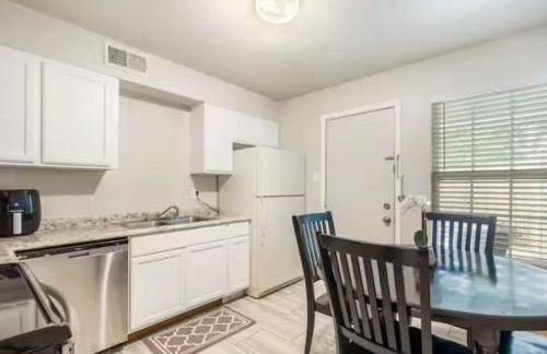 2bd 1bth place in Arlington Centrally located in DFW and conveniently located near Cowboy's Stadium - Foto 26