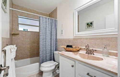 Villa Oasis 3 Miles to Hard Rock Stadium & Casino, Guitar Hotel Nearby, Pool, Game Room, Sleeps 12, 15 Min to Beach - Foto 39