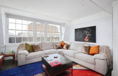 Large 3 bedrm apartment in heart of Theatre Land - Photo 2