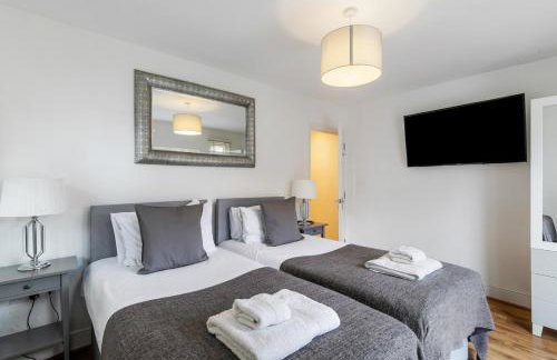 Two Bed Flat in Bush Hill Park - Photo 19