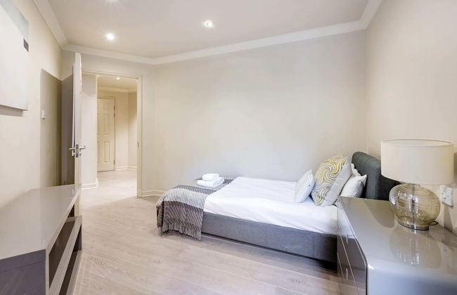 Beautiful 3-bed in the Heart of London With Parking-hosted by Sweetstay - Photo 6