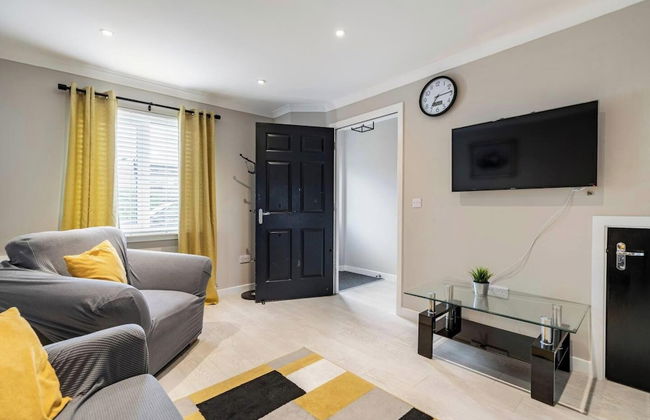 Charming 3 Bed Home in Stepps, Glasgow - Garden & Patio - Photo 24