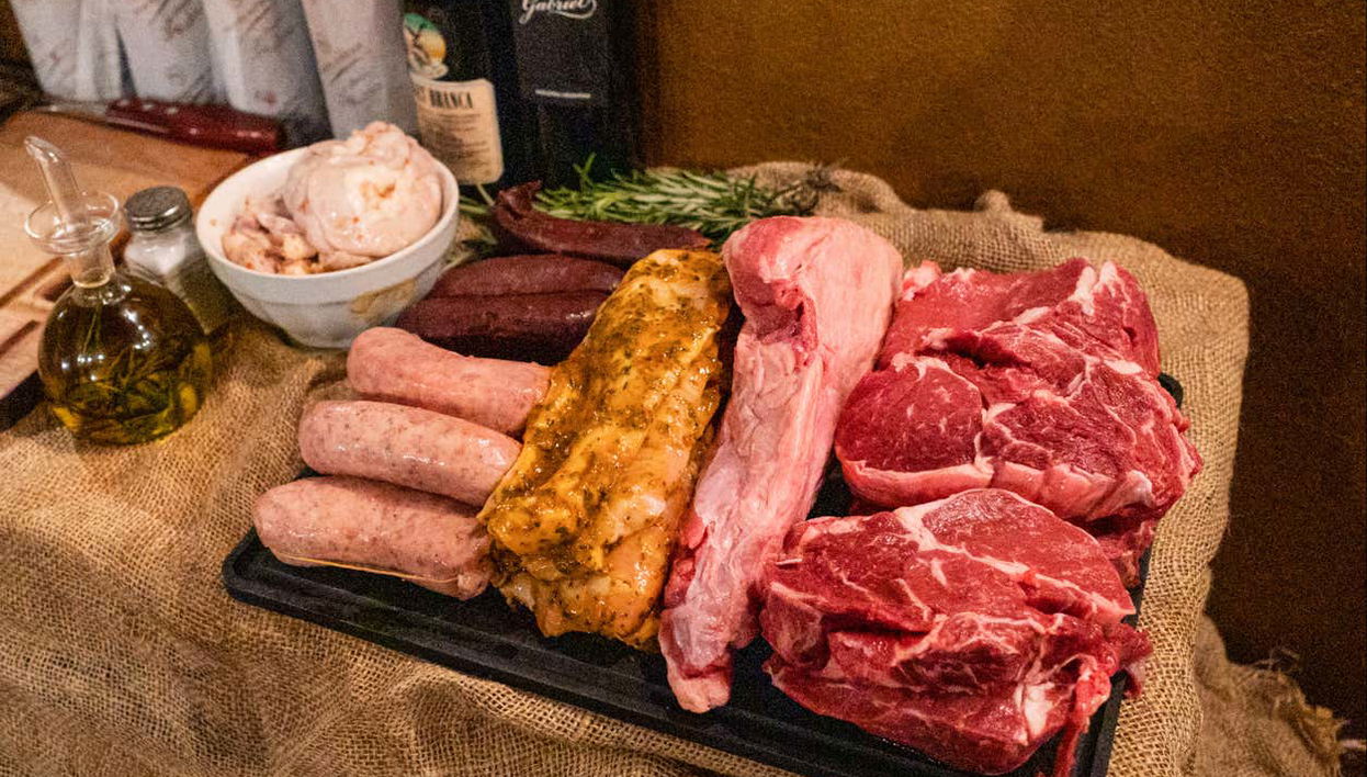 Carne para degustação durante o típico churrasco argentino