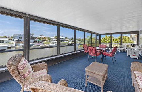 Waterfront home with pool and gameroom! - Foto 11