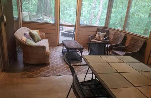 Woodshores Retreat - cozy retreat, hot tub, Lk MI - Photo 14