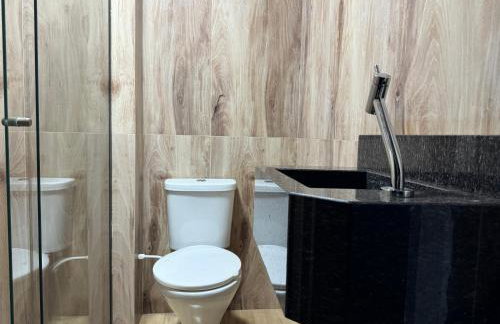 Studio com quarto e banheiro em frente ao Parque do Lago Acomoda até 2 pessoas 1 cama - Foto 18