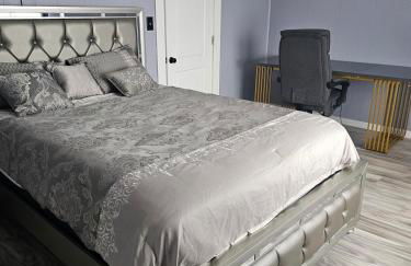 Cozy Roomy family sized apartment on major bus route close to all - Foto 61