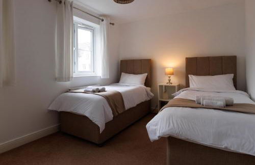 Spacious 4-Bedroom House in Aylesbury Ideal for Contractors Professionals or Larger Families - Foto 49