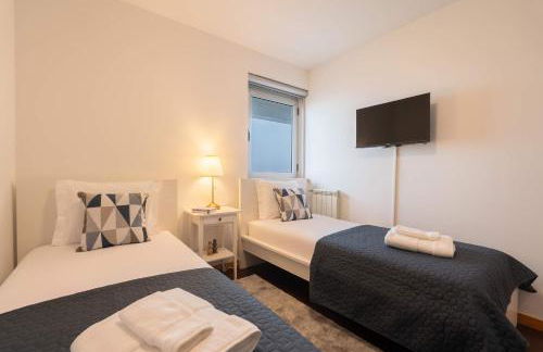 Modern Flat with Balcony & Garage by HostWise - Foto 3